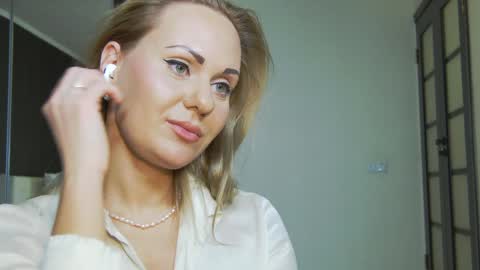 Snapshot of hefner_girl chatting on January 27, 3:26 am Helen online show from January 27, 3:26 am