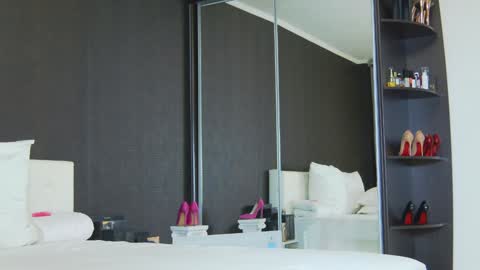 Snapshot of hefner_girl chatting on February 3, 2:25 am Helen online show from February 3, 2:25 am