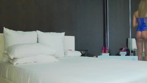 Snapshot of hefner_girl chatting on February 21, 1:22 am Helen online show from February 21, 1:22 am