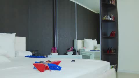 Snapshot of hefner_girl chatting on February 21, 4:29 am Helen online show from February 21, 4:29 am