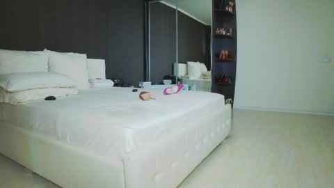 Snapshot of hefner_girl chatting on February 24, 7:33 am Helen online show from February 24, 7:33 am