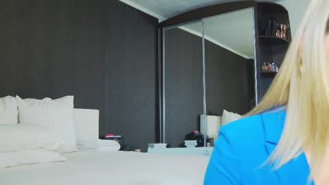 Snapshot of hefner_girl chatting on February 25, 9:42 am Helen online show from February 25, 9:42 am