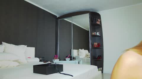 Snapshot of hefner_girl chatting on March 4, 2:06 am Helen online show from March 4, 2:06 am