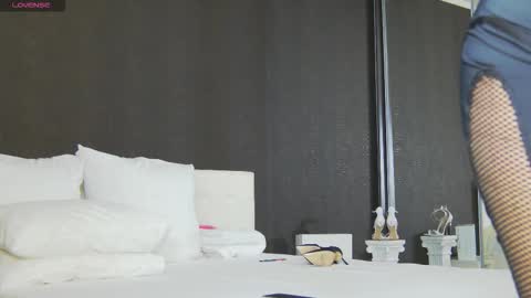 Snapshot of hefner_girl chatting on September 25, 1:31 am Helen online show from September 25, 1:31 am