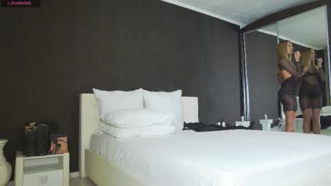 Snapshot of hefner_girl chatting on October 4, 1:47 am Helen online show from October 4, 1:47 am