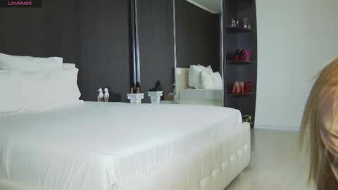 Snapshot of hefner_girl chatting on November 4, 6:29 pm Helen online show from November 4, 6:29 pm