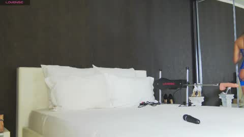 Snapshot of hefner_girl chatting on November 8, 7:19 am Helen online show from November 8, 7:19 am