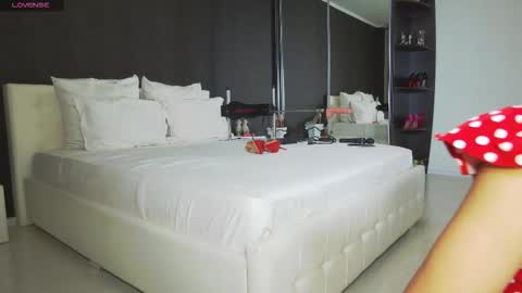 Snapshot of hefner_girl chatting on November 9, 6:06 pm Helen online show from November 9, 6:06 pm