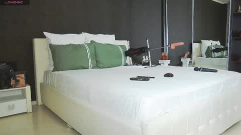 Snapshot of hefner_girl chatting on November 14, 5:11 pm Helen online show from November 14, 5:11 pm