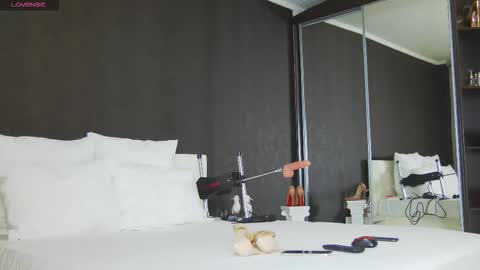 Snapshot of hefner_girl chatting on November 21, 8:24 am Helen online show from November 21, 8:24 am