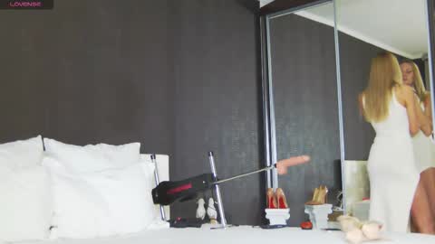 Snapshot of hefner_girl chatting on November 29, 2:14 am Helen online show from November 29, 2:14 am