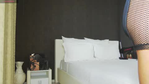 Snapshot of hefner_girl chatting on December 1, 9:09 pm Helen online show from December 1, 9:09 pm