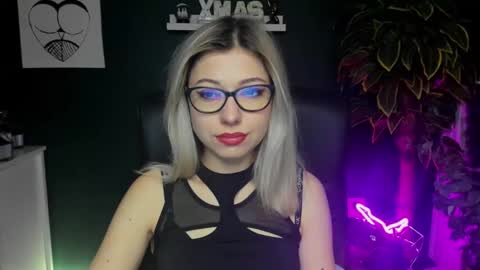 Snapshot of heidi_pleasure chatting on December 3, 5:53 am Heidi online show from December 3, 5:53 am