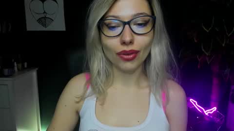 Snapshot of heidi_pleasure chatting on December 4, 7:39 am Heidi online show from December 4, 7:39 am