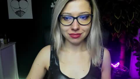 Snapshot of heidi_pleasure chatting on December 5, 7:27 am Heidi online show from December 5, 7:27 am