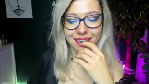 Snapshot of heidi_pleasure chatting on December 5, 10:33 am Heidi online show from December 5, 10:33 am