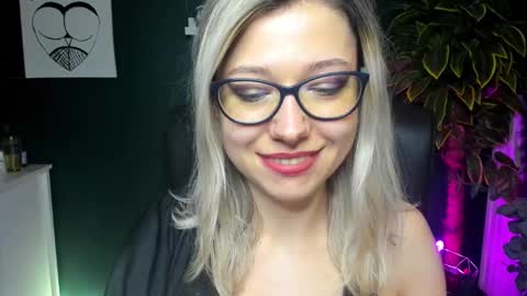 Snapshot of heidi_pleasure chatting on December 5, 1:38 pm Heidi online show from December 5, 1:38 pm