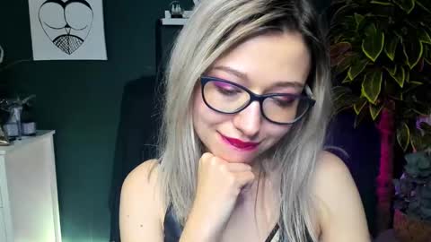 Snapshot of heidi_pleasure chatting on December 17, 10:34 am Heidi online show from December 17, 10:34 am
