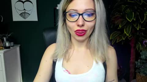 Snapshot of heidi_pleasure chatting on December 23, 7:38 am Heidi online show from December 23, 7:38 am