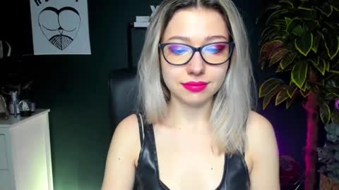 Snapshot of heidi_pleasure chatting on December 24, 7:39 am Heidi online show from December 24, 7:39 am