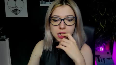 Snapshot of heidi_pleasure chatting on January 27, 7:24 am Heidi online show from January 27, 7:24 am