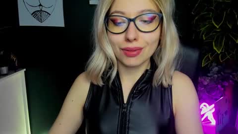 Snapshot of heidi_pleasure chatting on February 3, 10:47 am Heidi online show from February 3, 10:47 am