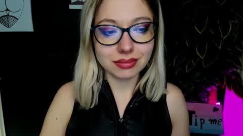 Snapshot of heidi_pleasure chatting on February 18, 9:21 am Heidi online show from February 18, 9:21 am