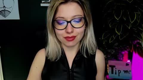 Snapshot of heidi_pleasure chatting on February 18, 12:28 pm Heidi online show from February 18, 12:28 pm