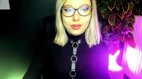 Snapshot of heidi_pleasure chatting on February 20, 5:44 am Heidi online show from February 20, 5:44 am
