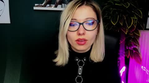 Snapshot of heidi_pleasure chatting on February 20, 8:50 am Heidi online show from February 20, 8:50 am