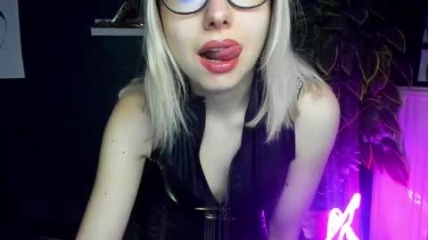 Snapshot of heidi_pleasure chatting on February 24, 5:43 am Heidi online show from February 24, 5:43 am