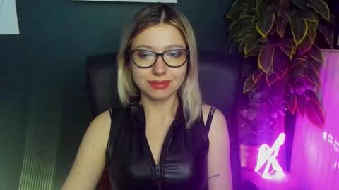 Snapshot of heidi_pleasure chatting on February 24, 11:54 am Heidi online show from February 24, 11:54 am