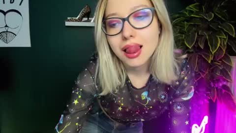 Snapshot of heidi_pleasure chatting on March 7, 10:56 am Heidi online show from March 7, 10:56 am