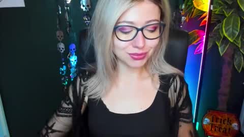 Snapshot of heidi_pleasure chatting on October 28, 5:33 am Heidi online show from October 28, 5:33 am