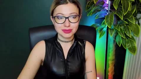Snapshot of heidi_pleasure chatting on December 4, 7:06 am Heidi online show from December 4, 7:06 am