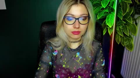 Snapshot of heidi_pleasure chatting on December 15, 5:23 am Heidi online show from December 15, 5:23 am