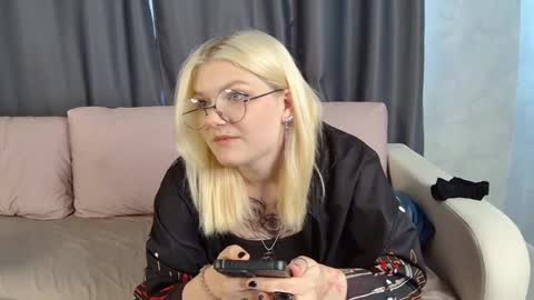 Snapshot of heidipierce chatting on May 22, 10:54 am Emma online show from May 22, 10:54 am