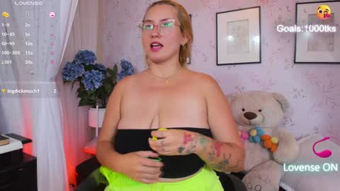 Snapshot of heidishayk chatting on December 18, 1:45 pm ANTARA REY online show from December 18, 1:45 pm