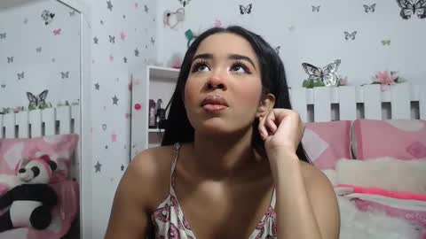 Snapshot of hela_sexy_xx chatting on February 18, 4:26 am hella online show from February 18, 4:26 am