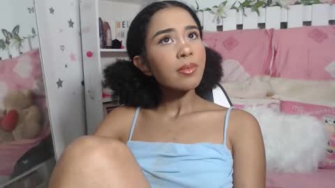 Snapshot of hela_sexy_xx chatting on March 19, 5:11 am hella online show from March 19, 5:11 am