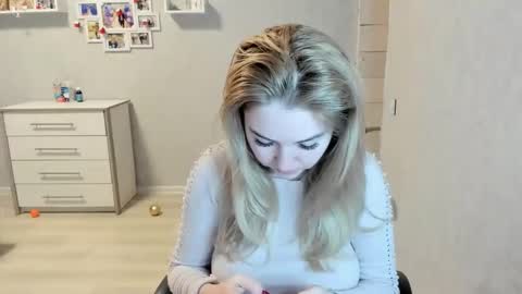 Snapshot of helen_angel_girl chatting on February 28, 6:31 pm Helen sven online show from February 28, 6:31 pm