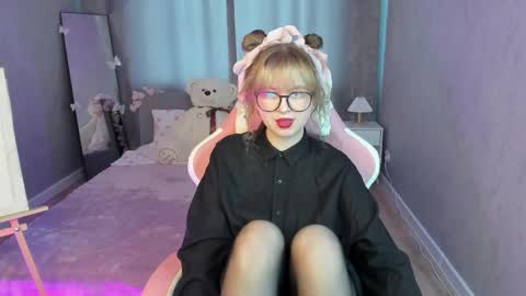 Helen Carson online show from April 21, 1:42 am
