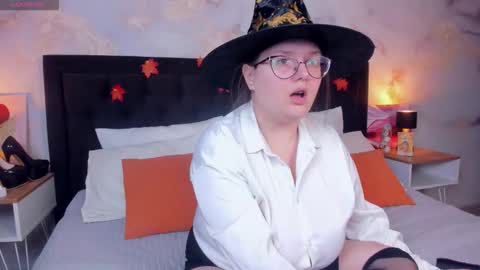 Snapshot of helendanvers chatting on October 29, 10:06 am helendanvers online show from October 29, 10:06 am