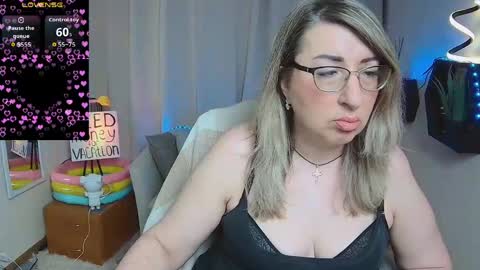 Snapshot of helenenigma chatting on May 28, 6:38 pm helenenigma online show from May 28, 6:38 pm