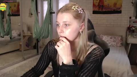 Snapshot of helenundersin chatting on June 28, 3:51 pm Helen online show from June 28, 3:51 pm