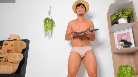 Snapshot of heliosboy_ chatting on November 24, 12:49 pm alan y zack online show from November 24, 12:49 pm