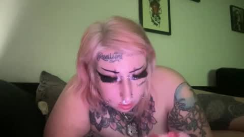 Snapshot of hell0kittyblood chatting on March 9, 6:28 am Bunnie Rotz online show from March 9, 6:28 am