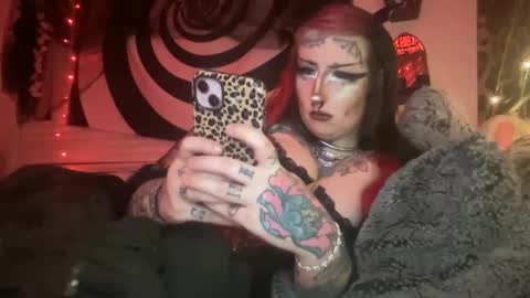 Snapshot of hell0kittyblood chatting on December 17, 6:41 am Bunnie Rotz online show from December 17, 6:41 am