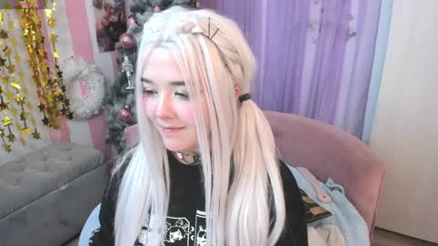 Snapshot of hell_fairy chatting on December 4, 4:21 am Laura online show from December 4, 4:21 am