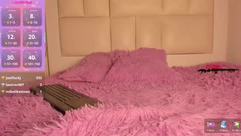 hellen__smith_ online show from February 9, 4:22 pm